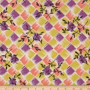 Peut inclure: Tissu avec un motif répétitif de carrés colorés jaunes, violets et corail. Des brins de feuilles noires sont dispersés sur le motif. Le tissu est mesuré en centimètres.