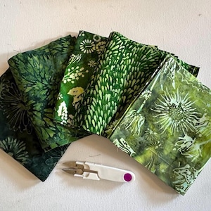 Pakket met 5 groene batikstoffen van 15 cm x 55 cm, assortiment groene batikstoffen - groene patchwork batikstof