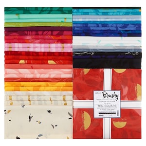 Könnte beinhalten: Eine Sammlung von Stoffquadraten in verschiedenen Farben, darunter Grün, Rosa, Rot und Blau. Die Stoffquadrate sind in Stapeln angeordnet. Das Bild zeigt eine Packung "Brushy" Ten-Square-Stoffquadrate, die jeweils 25,4 x 25,4 cm messen.