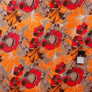 Peut inclure: Tissu orange avec un motif répétitif de fleurs stylisées dans des tons de rouge, marron et blanc.