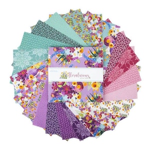 Puede incluir: Una pila de muestras de tela cuadradas dispuestas en un patrón de abanico circular. La colección presenta varios estampados, incluidos motivos florales, manchas de leopardo y diseños geométricos en tonos morado, verde azulado, rosa y blanco. Una banda de papel etiquetada como Floralicious by Lila Tueller envuelve el centro.