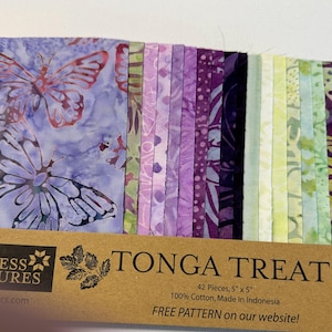 Puede incluir: Un paquete de 42 cuadrados de tela de 12,7 cm por 12,7 cm, etiquetado como Tonga Treats. La tela presenta un degradado de colores desde el morado con estampados de mariposas hasta patrones verdes y amarillos. El empaque indica 100% algodón, hecho en Indonesia.