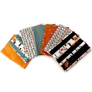 Peut inclure: Un ensemble de six carrés de tissu avec différents motifs d'automne, y compris des hiboux, des feuilles et des motifs géométriques. Les tissus sont dans des tons d'orange, de vert, de noir et de blanc.