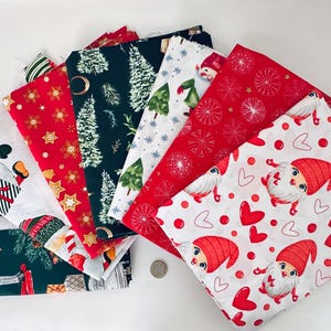 Set van 7 kerststoffen in rood, wit en groen met elfjes, diverse patchworkstoffen, stoffen voor trekkoordtasjes.