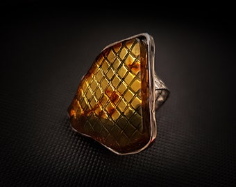 Sterling silver ring unique shape with clear transparent yellow Baltic amber and checkered texture, For special occasions Ø16,5