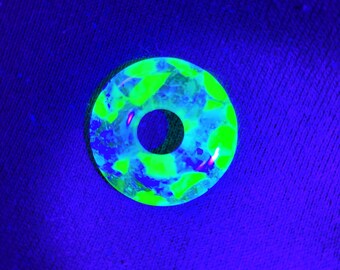 Colgante de vidrio de uranio hecho a mano: joyería brillante