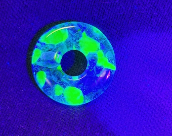 Colgante de vidrio de uranio hecho a mano: joyería brillante