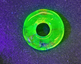 Colgante de vidrio de uranio hecho a mano: joyería verde brillante