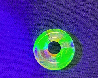 Colgante de vidrio de uranio hecho a mano: Perla de luz negra brillante