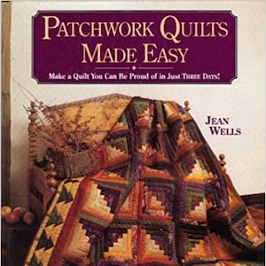 Op de afbeelding: Boekomslag met de titel "Patchwork Quilts Made Easy" en de ondertitel "Make a Quilt You Can Be Proud of in Just Three Days!" door Jean Wells. De omslag toont een kleurrijk patchwork-deken met een blokhutpatroon.