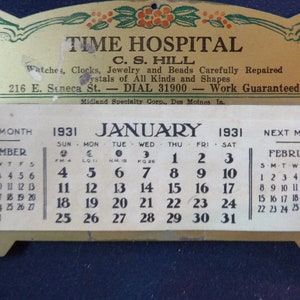 Może przedstawiać: Antyczny kalendarz z stycznia 1931 roku z złotym ogłoszeniem dla Time Hospital, sklepu z naprawą biżuterii i zegarków należącego do C.S. Hill. Ogłoszenie podaje, że sklep znajduje się przy 216 E. Seneca St. i jego numer telefonu to DIAL 31900. Ogłoszenie podaje również, że oferują gwarantowaną pracę.