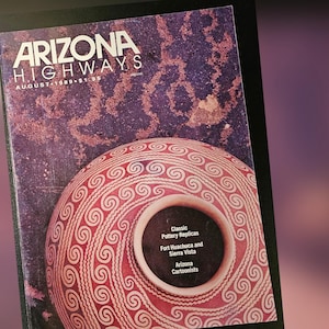 Puede incluir: Dos revistas vintage de Arizona Highways. La revista superior presenta un diseño de cerámica roja y blanca y el texto "ARIZONA HIGHWAYS AUGUST 1989 $1.95". La revista inferior muestra una vista panorámica de una cordillera.