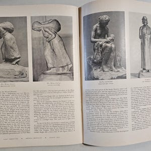 K&ouml;nnte beinhalten: Eine Seite aus einem Vintage-Magazin mit Schwarz-Wei&szlig;-Fotografien von Skulpturen. Die Bilder zeigen Figuren in verschiedenen Posen, darunter eine Frau mit Kind und stehende Figuren. Die Seite stammt aus einer Publikation.
