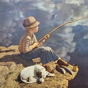 Könnte beinhalten: Ein Bild aus dem Arizona Highways Magazin zeigt eine Person beim Angeln mit einem Hund. Die Person trägt ein gestreiftes Hemd, Jeans und einen Hut. Der Hund ist weiß mit braunen Flecken. Der Magazintitel ist sichtbar.