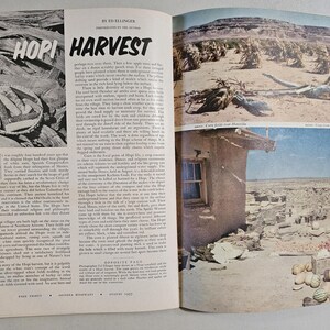 K&ouml;nnte beinhalten: Eine Doppelseite einer Zeitschrift mit der &Uuml;berschrift "HOPI HARVEST" und Text. Die linke Seite zeigt ein Schwarz-Wei&szlig;-Bild von geernteten Feldfr&uuml;chten. Die rechte Seite zeigt eine W&uuml;stenlandschaft mit einem kleinen Geb&auml;ude und Feldfr&uuml;chten.