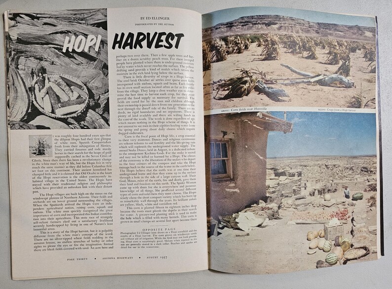 K&ouml;nnte beinhalten: Eine Doppelseite einer Zeitschrift mit der &Uuml;berschrift "HOPI HARVEST" und Text. Die linke Seite zeigt ein Schwarz-Wei&szlig;-Bild von geernteten Feldfr&uuml;chten. Die rechte Seite zeigt eine W&uuml;stenlandschaft mit einem kleinen Geb&auml;ude und Feldfr&uuml;chten.