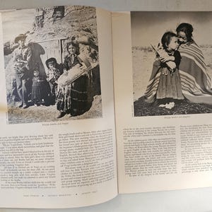 K&ouml;nnte beinhalten: Schwarz-Wei&szlig;-Fotografien einer Navajo-Familie und einer Mutter mit ihrem Kind. Das Familienportr&auml;t zeigt mehrere Personen vor einem Geb&auml;ude. Das zweite Bild zeigt eine Mutter und ein Kind, die in eine Decke geh&uuml;llt sind.