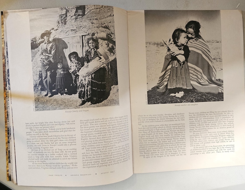K&ouml;nnte beinhalten: Schwarz-Wei&szlig;-Fotografien einer Navajo-Familie und einer Mutter mit ihrem Kind. Das Familienportr&auml;t zeigt mehrere Personen vor einem Geb&auml;ude. Das zweite Bild zeigt eine Mutter und ein Kind, die in eine Decke geh&uuml;llt sind.