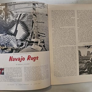 K&ouml;nnte beinhalten: Schwarz-Wei&szlig;-Fotografie einer Frau, die einen Teppich auf einem Webstuhl webt. Das Bild stammt aus einem Zeitschriftenartikel mit dem Titel "Navajo Rugs". Die Frau tr&auml;gt traditionelle Kleidung und arbeitet im Freien. Der Teppich hat ein geometrisches Muster.