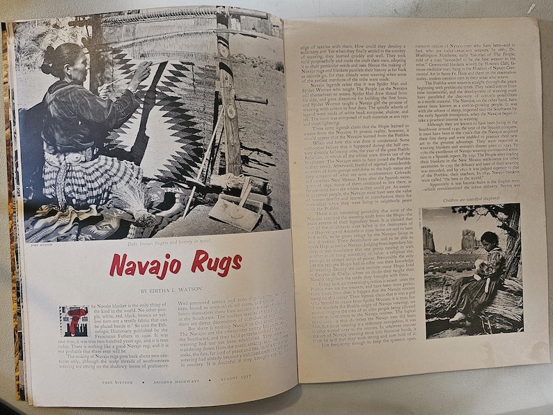K&ouml;nnte beinhalten: Schwarz-Wei&szlig;-Fotografie einer Frau, die einen Teppich auf einem Webstuhl webt. Das Bild stammt aus einem Zeitschriftenartikel mit dem Titel "Navajo Rugs". Die Frau tr&auml;gt traditionelle Kleidung und arbeitet im Freien. Der Teppich hat ein geometrisches Muster.