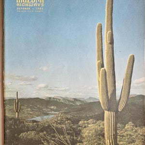 Könnte beinhalten: Vintage Arizona Highways-Magazin-Cover mit einer Wüstenlandschaft und einem großen Saguaro-Kaktus unter blauem Himmel. Der Magazintitel und das Datum, Oktober 1953, sind sichtbar.