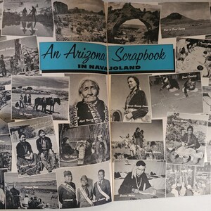 K&ouml;nnte beinhalten: Ein Arizona-Scrapbook in Navajoland. Diese Vintage-Buchseite zeigt zahlreiche Schwarz-Wei&szlig;-Fotografien, die Szenen des indianischen Lebens, Landschaften und Portr&auml;ts darstellen. Der Titel befindet sich in einem t&uuml;rkisfarbenen Banner.