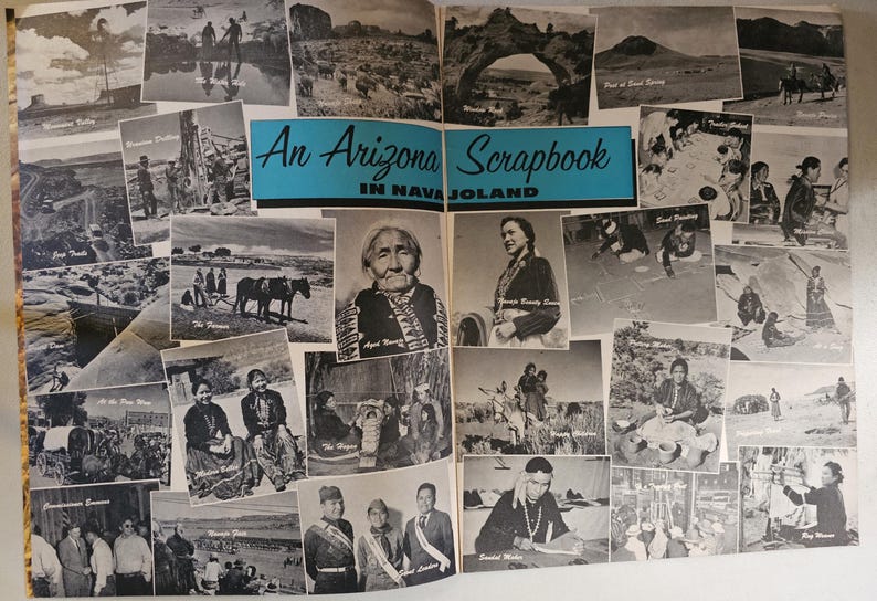 K&ouml;nnte beinhalten: Ein Arizona-Scrapbook in Navajoland. Diese Vintage-Buchseite zeigt zahlreiche Schwarz-Wei&szlig;-Fotografien, die Szenen des indianischen Lebens, Landschaften und Portr&auml;ts darstellen. Der Titel befindet sich in einem t&uuml;rkisfarbenen Banner.