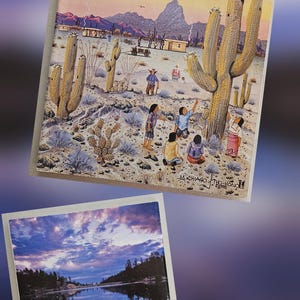 Może przedstawiać: Dwa magazyny Arizona Highways w stylu vintage. Okładka górna przedstawia pustynny krajobraz z kaktusami saguaro i ludźmi. Dolna okładka przedstawia jezioro odbijające kolorowe niebo.