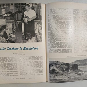 K&ouml;nnte beinhalten: Schwarz-Wei&szlig;-Foto aus einer Zeitschrift, das eine Klassenszene mit einem Lehrer und Sch&uuml;lern zeigt. Der Text "Trailer Teachers in Navajoland" ist am unteren Rand des Bildes zu sehen.