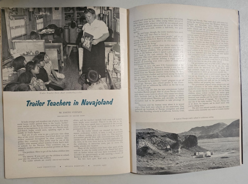 K&ouml;nnte beinhalten: Schwarz-Wei&szlig;-Foto aus einer Zeitschrift, das eine Klassenszene mit einem Lehrer und Sch&uuml;lern zeigt. Der Text "Trailer Teachers in Navajoland" ist am unteren Rand des Bildes zu sehen.