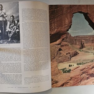 K&ouml;nnte beinhalten: Eine Vintage-Zeitschrift mit einer Schwarz-Wei&szlig;-Fotografie von indianischen M&auml;nnern und einer Farbfotografie einer Felsformation mit einem Torbogen. Der Text auf der Seite ist auf Englisch.