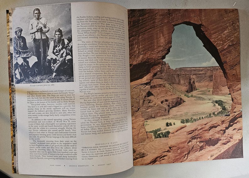 K&ouml;nnte beinhalten: Eine Vintage-Zeitschrift mit einer Schwarz-Wei&szlig;-Fotografie von indianischen M&auml;nnern und einer Farbfotografie einer Felsformation mit einem Torbogen. Der Text auf der Seite ist auf Englisch.