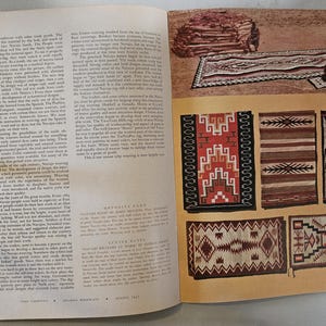 K&ouml;nnte beinhalten: Eine offene Magazinseite mit einer Sammlung von Navajo-Teppichen. Die Teppiche zeigen geometrische Muster in Rot-, Braun-, Wei&szlig;- und Schwarzt&ouml;nen. Die Seite enth&auml;lt auch Text und ein Foto eines Holzstapels.