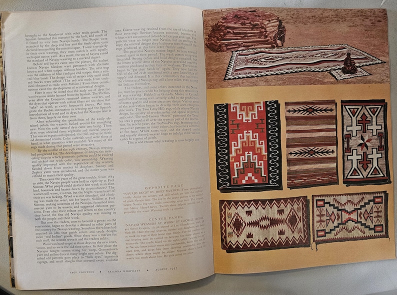 K&ouml;nnte beinhalten: Eine offene Magazinseite mit einer Sammlung von Navajo-Teppichen. Die Teppiche zeigen geometrische Muster in Rot-, Braun-, Wei&szlig;- und Schwarzt&ouml;nen. Die Seite enth&auml;lt auch Text und ein Foto eines Holzstapels.