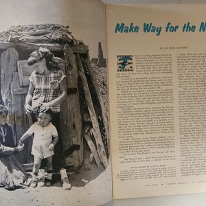K&ouml;nnte beinhalten: Schwarz-Wei&szlig;-Fotografie einer Familie vor einer Holzkonstruktion. Eine Frau und zwei Kinder sind im Bild. Der Text "Make Way for the Navajo" ist auf der rechten Seite zu sehen.