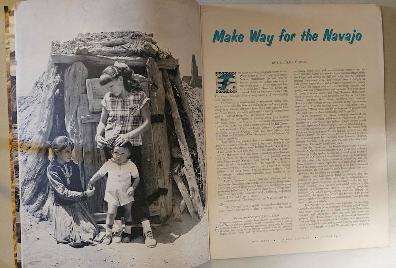 K&ouml;nnte beinhalten: Schwarz-Wei&szlig;-Fotografie einer Familie vor einer Holzkonstruktion. Eine Frau und zwei Kinder sind im Bild. Der Text "Make Way for the Navajo" ist auf der rechten Seite zu sehen.