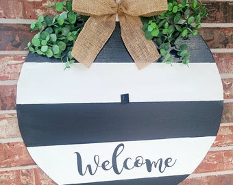 Interchangeable door hanger