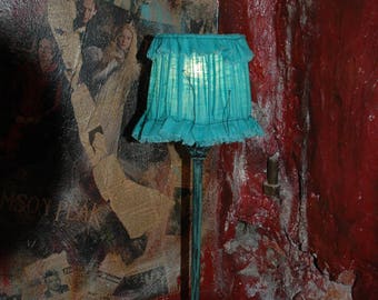 Lampe, Abat jour, lin, bleu, noir, tissu, métal et résine, patiné noir et bleu/vert, " La cousue de fil noir".