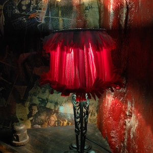 lampe pied de vigne avec un abat-jour rouge - atelier Nantes