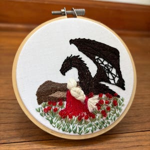 手刺繍のマノン＆アブラクソス・フープ、ガラスの玉座をモチーフにしたアート作品（4インチ）