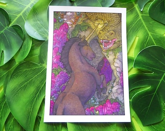 Peut inclure: Une licorne brune avec une longue corne se tient sur ses pattes arrière, face à un dragon vert et jaune à la gueule ouverte. L'arrière-plan est une scène colorée avec des fleurs roses, des champignons et d'autres plantes.