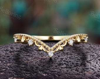 Vintage-Ehering aus geschwungenem Moissanit: Einzigartiger, stapelbarer Brautring aus 14-karätigem Gelbgold mit Milgrain-Verzierung in V-Form und Chevron-Muster.
