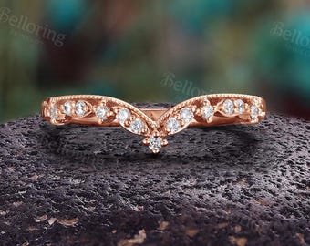 Vintage-Ehering mit geschwungenem Moissanit: Zarter, stapelbarer Verlobungsring aus 14-karätigem Roségold im Chevron-Design