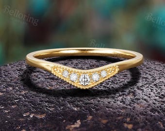 Vintage Moissanite Curved Wedding Band - 14K Gelbgold Chevron Stacking Braut Versprechen Ring