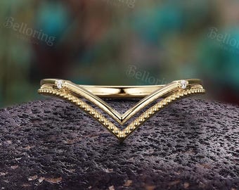 Zarter, geschwungener Moissanit-Ehering: Vintage-Verlobungsring aus massivem Gold mit Milgrain-Chevron-Muster, ideal zum Stapeln.