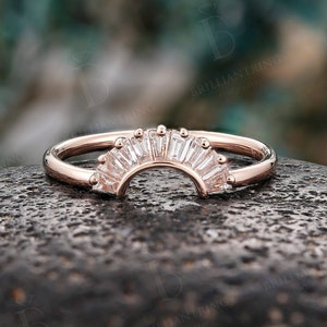 Solider 14K Roségold Chevron Stapelring Baguette Diamant geschwungener Ehering Vintage-Matching Band Prong Set Versprechen Jubiläumsring