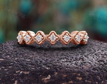 Vintage-Ehering mit Milgrain-Fassung und Moissanit: Zarter, stapelbarer Halb-Ewigkeitsring aus 14-karätigem Roségold.