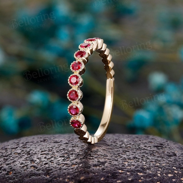 Alianza de boda vintage con rubí natural: delicado anillo de compromiso/aniversario apilable de media eternidad en oro rosa de 14 quilates.