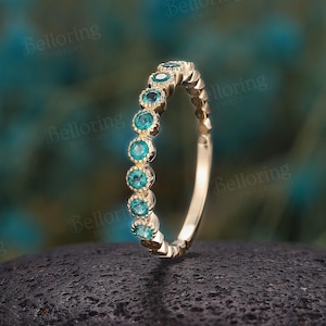 Vintage Smaragd Ehering, einzigartiges Gelbgold halbe Ewigkeit Band, antiker runder Smaragd Stapelring, Jubiläumsversprechen passenden Ring