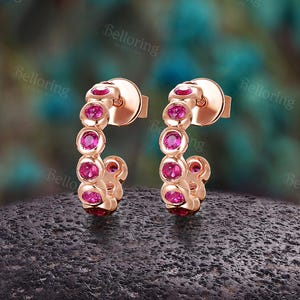 Lab Rubin Hoop Ohrringe - 14K Rose Gold Bezel Set Huggie Hoops | Moderne stapelbare Ohrringe | Vintage Ohrringe Frauen Geschenk Für sie